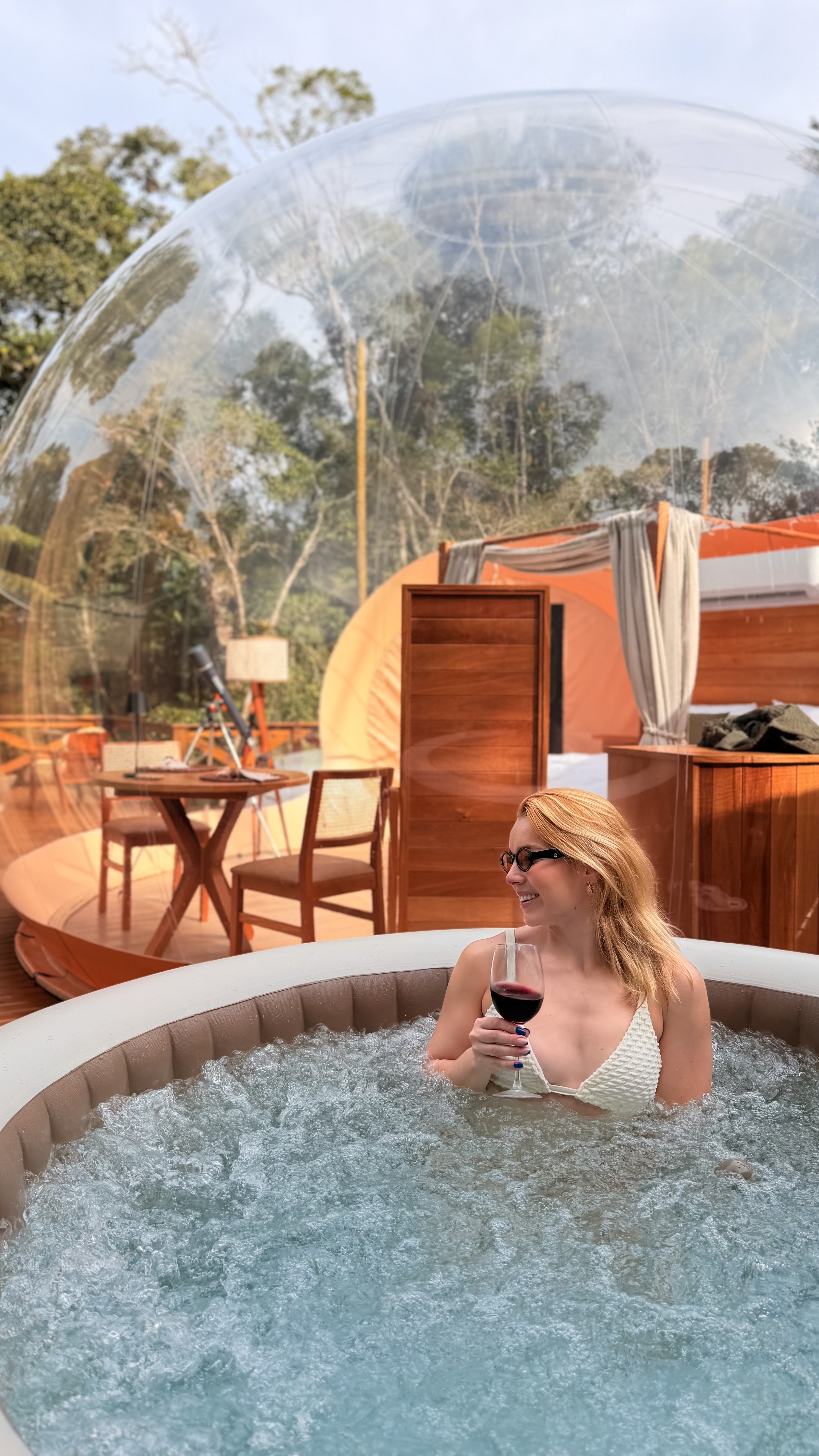 Jacuzzi ao ar livre na mata