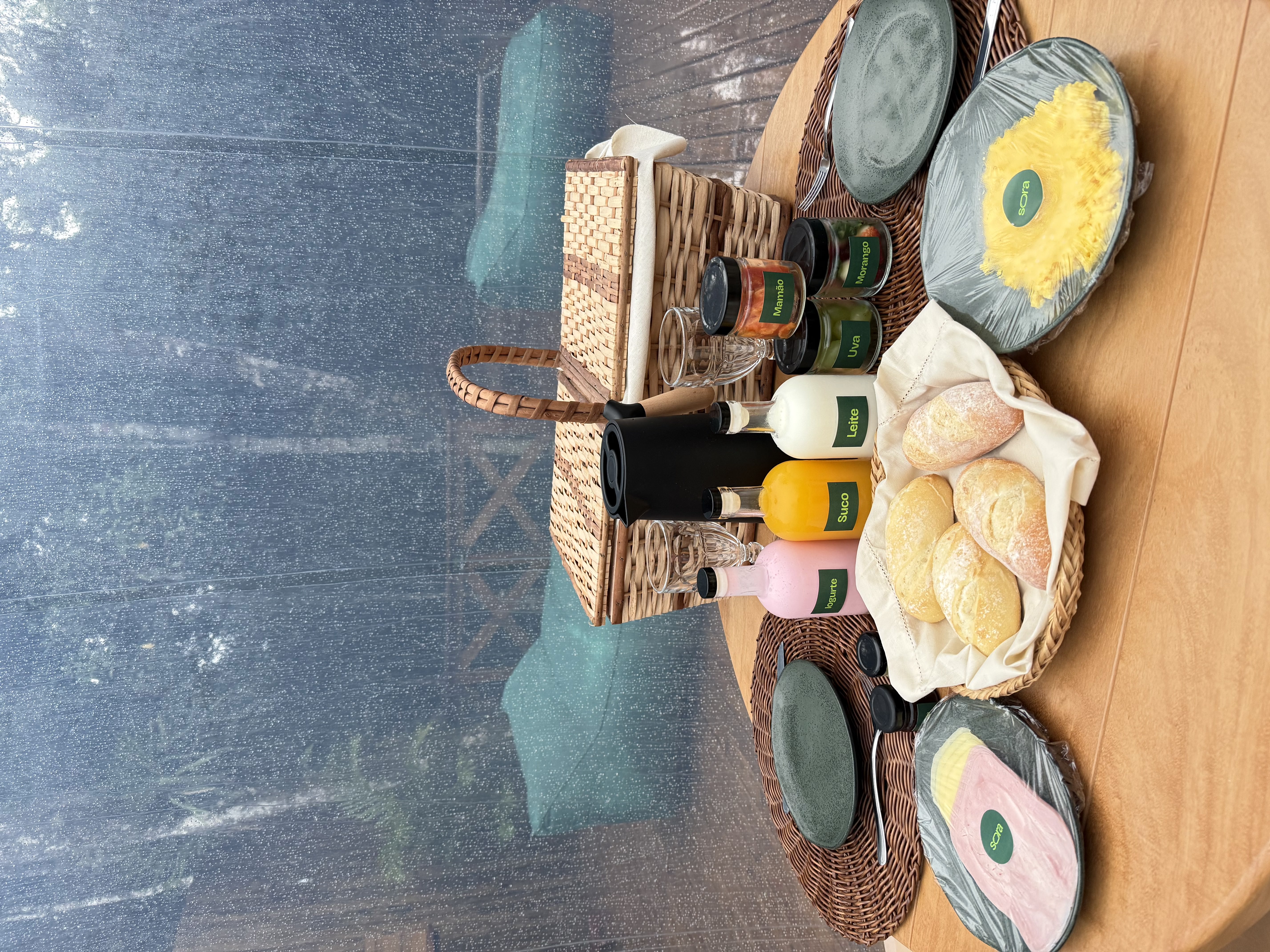 Café da manhã orgânico na floresta